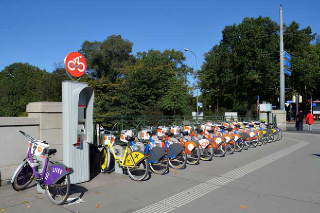 Leihfahrräder stehen an einer Ladestation bereit.