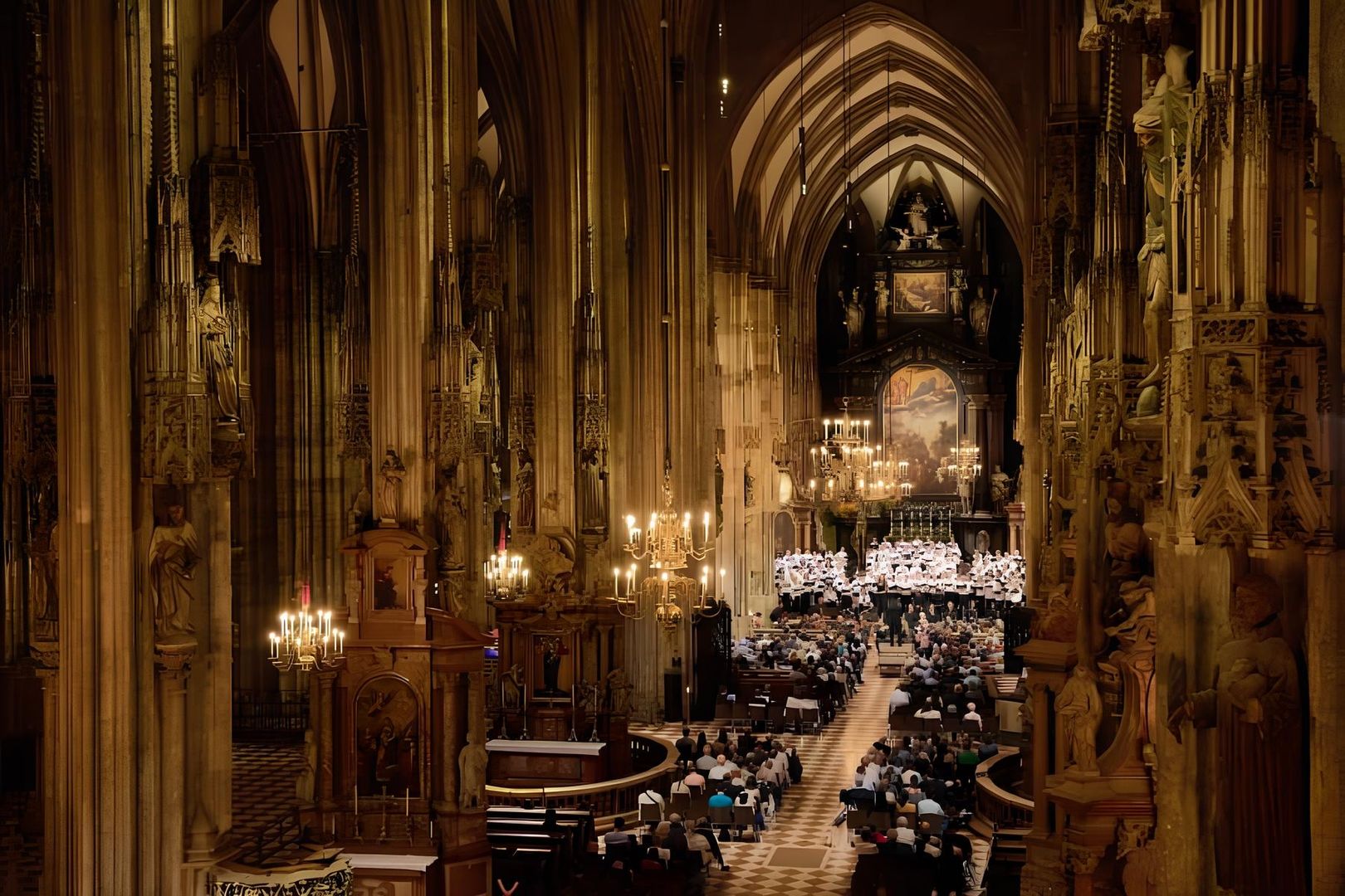 Innenansicht des Stephansdoms mit einem Konzertsaal und einem Chor