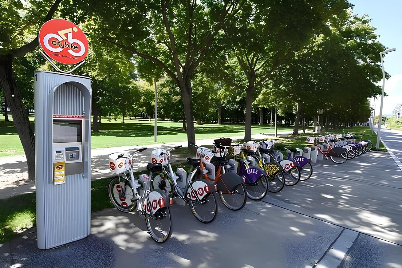 Leihfahrräder stehen an einer Ladestation bereit.