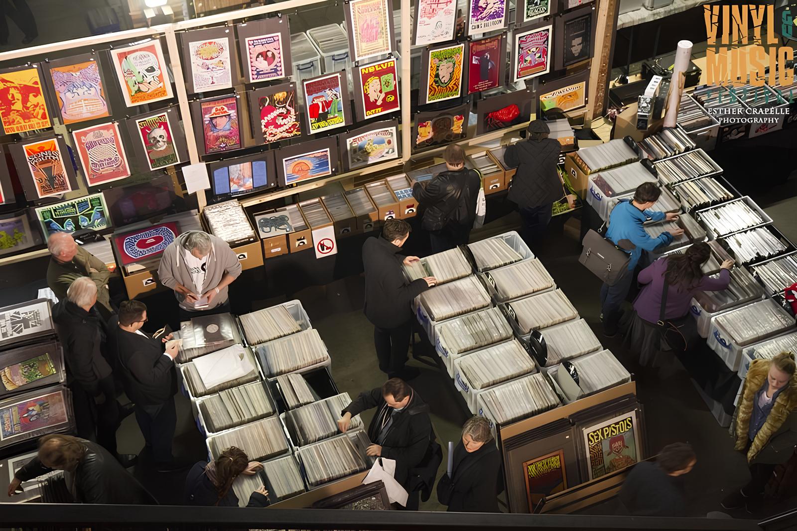 Große Ansammlung von Menschen die in Kisten mit Schallplatten und Postern an einem Marktstand stöbern
