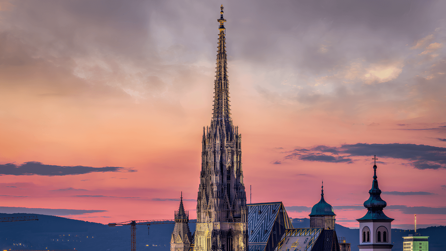 Stephansdom in Wien bei Sonnenuntergang mit farbigem Himmel im Hintergrund