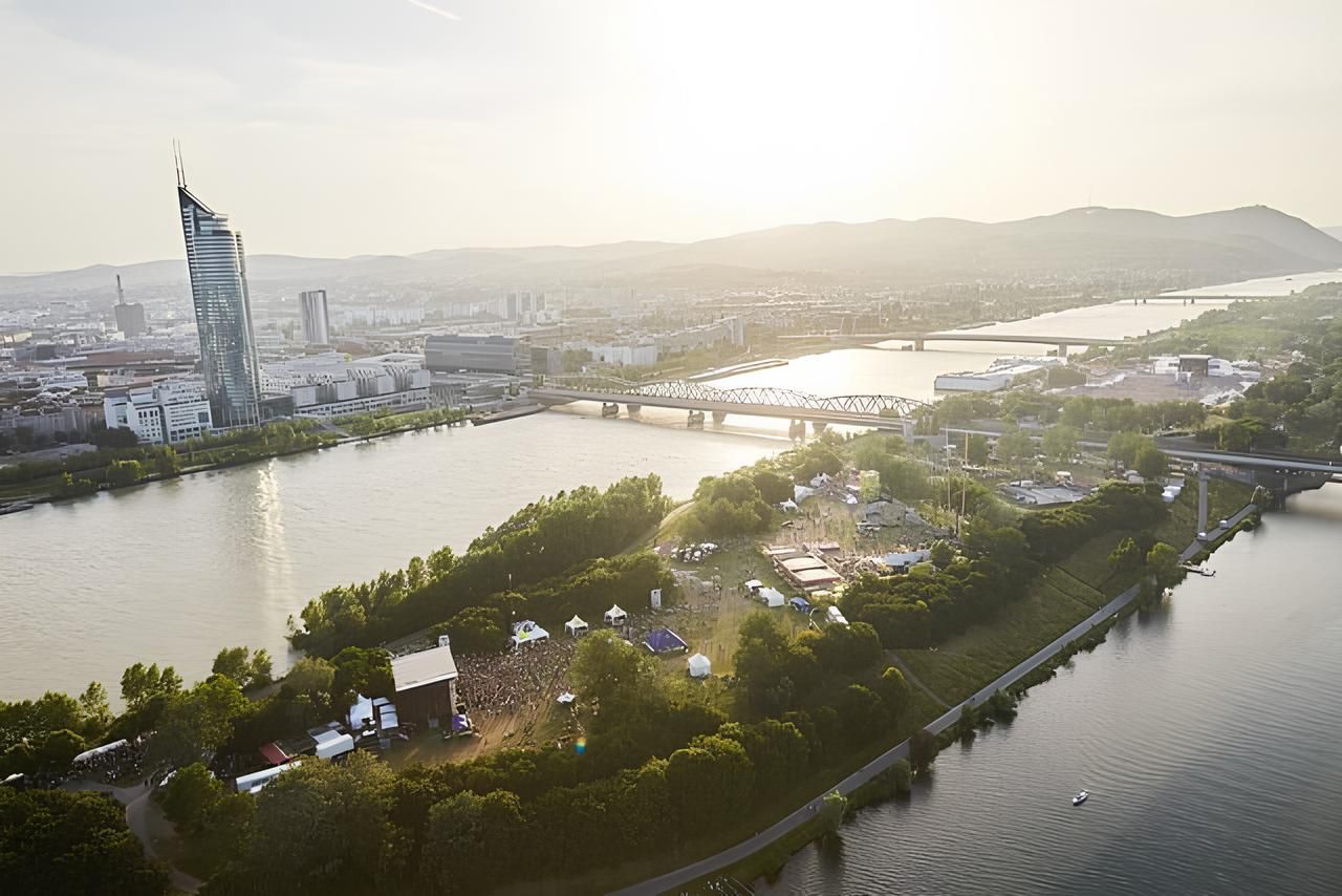Luftaufnahme des Donauinselfests mit Blick auf die Donau und die Stadt Wien.