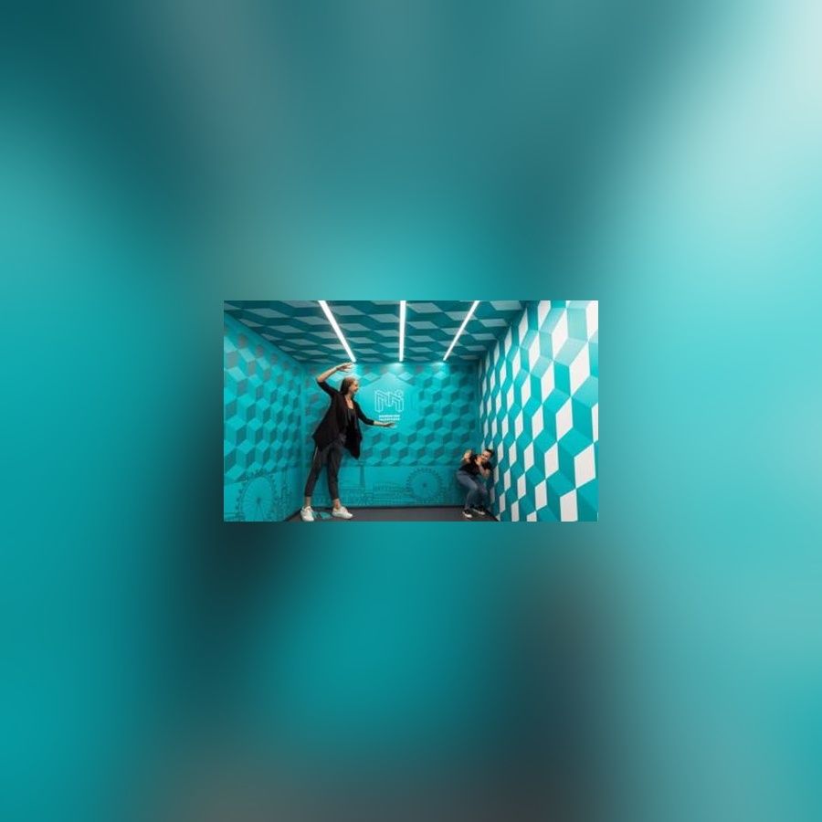 Zwei Personen in einem Raum mit optischer Täuschung.