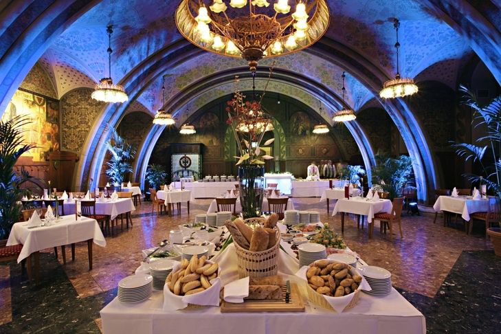 Prunkvoller Speisesaal in einem Hotel mit einem großen Buffet und festlich gedeckten Tischen