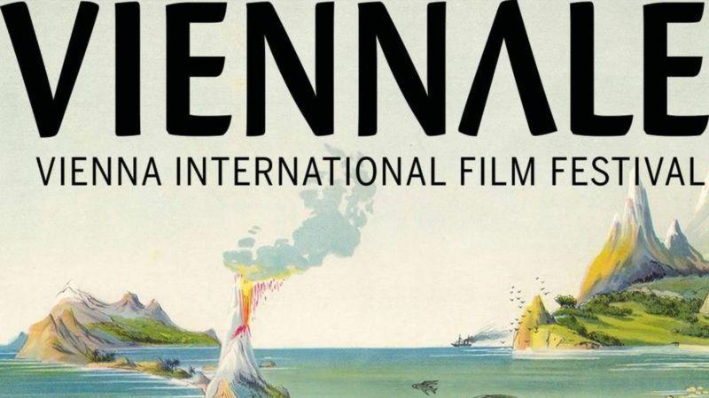 Kinoplakat der Viennale mit einer surrealen Landschaft und einem Vulkan am Meer